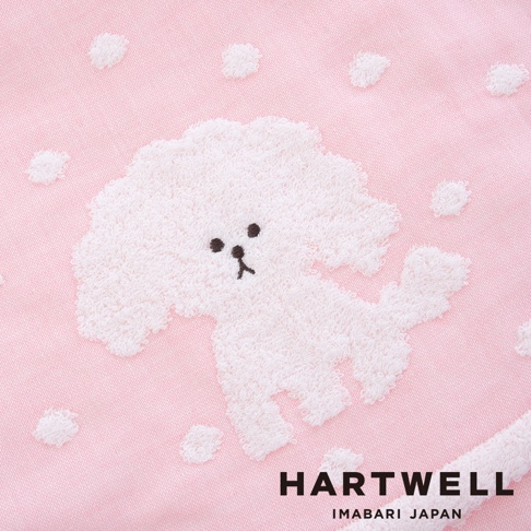 粉色純棉點點紗布浴巾，織有白色蓬鬆的貴賓犬圖案，搭配散落的白色圓點，質地柔軟。