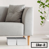 兩個白色窄型收納盒蓋，置於灰色沙發下方，盒蓋為淺灰色。