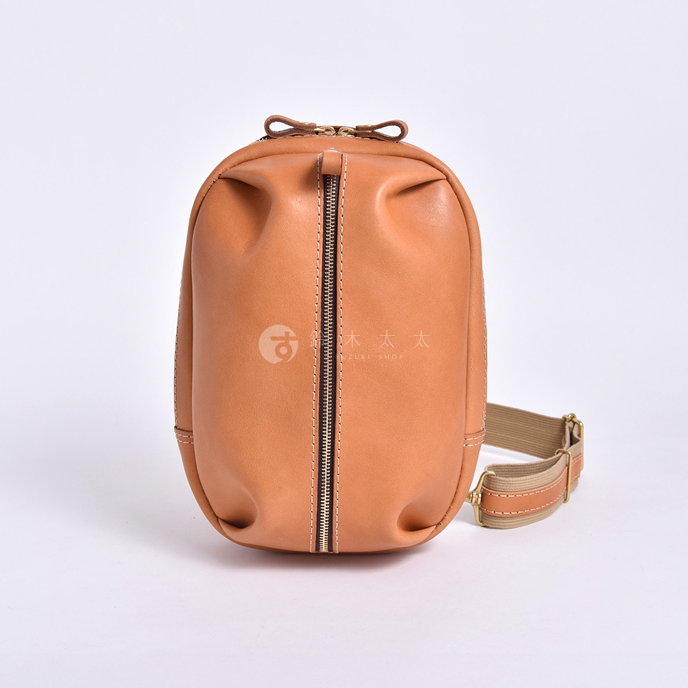 日本HERZ職人手作Stare皮革立體運動斜背包，設有雙拉鍊主收納空間，方便收納平板與日常用品。