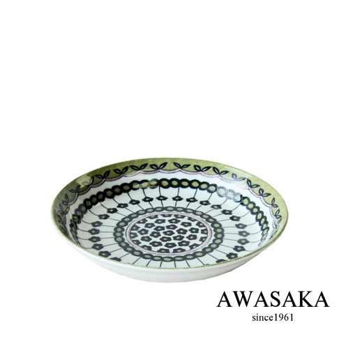 一個 Pottery Field 歐風料理盤，盤面為白色，中央及邊緣飾有綠色、黑色與粉色花紋圖案。