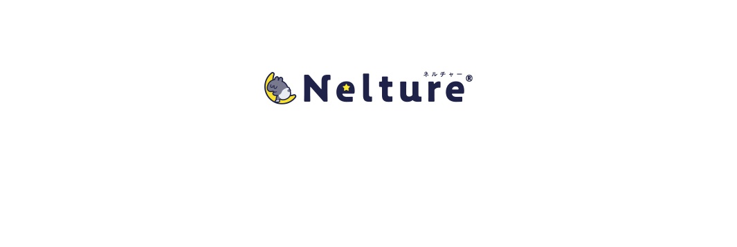 深藍色「Nelture」品牌名稱，左側有一個可愛的灰色小動物坐在黃色彎月上，小動物頭上有一個黃色小星星。