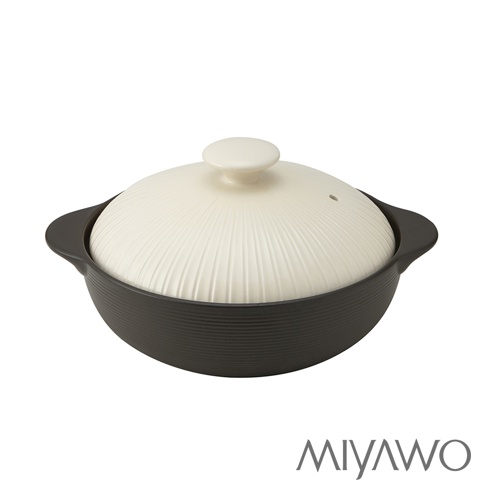 IH系列6.5號耐溫差陶土湯鍋，鍋身為深灰色，帶有橫向紋理；鍋蓋為米白色，表面有放射狀的細長紋路，頂部有一個圓形提手，鍋蓋上還有一個小氣孔。