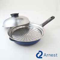 藍色鍋身、不鏽鋼蒸盤及銀色附黑色把手鍋蓋。