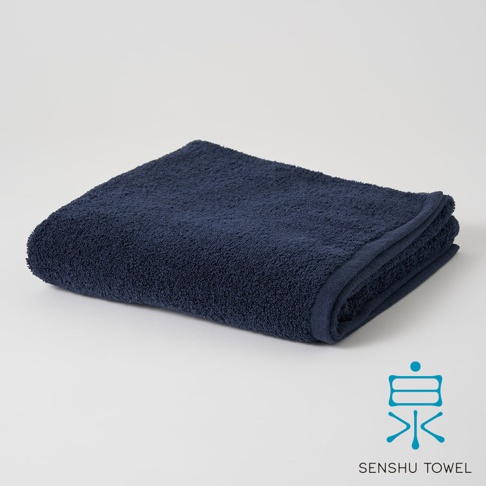 深藍色長纖迷你浴巾，觸感柔軟，材質具高吸水性，整齊折疊於白色背景上，右下角有「泉」字 Logo 及 SENSHU TOWEL 字樣。