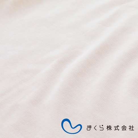 淺米色條紋針織布料，質感柔軟，帶有細緻的紋理，右下角有藍色曲線標誌與日文「まくら株式会社」字樣。