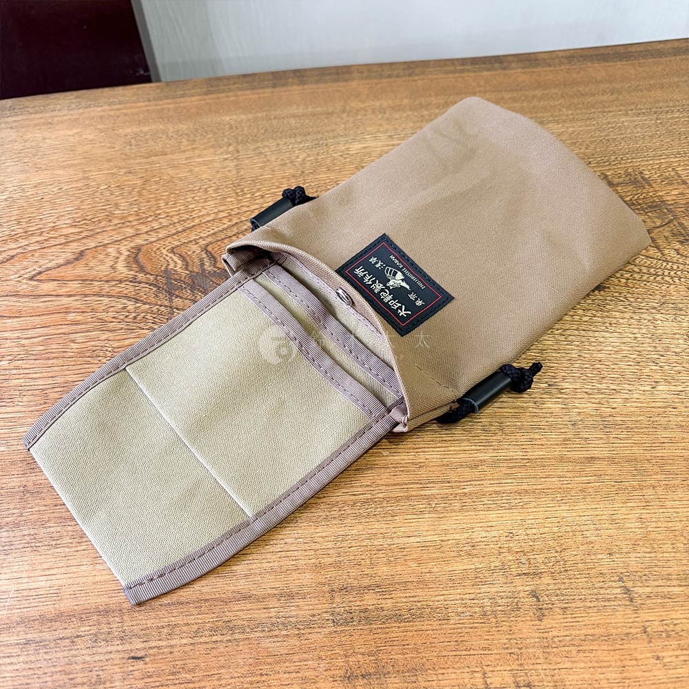 犬印鞄製作所的卡其色純綿帆布手機包，包蓋內有夾層，附有抽繩束口。