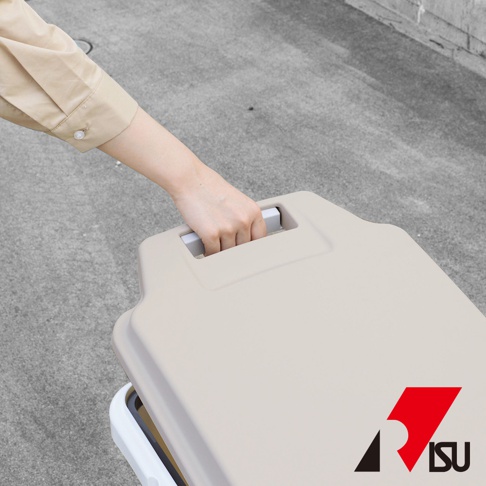 米色塑膠垃圾桶，設有可提起的手柄，用於開啟掀蓋。垃圾桶具有光滑的表面和簡潔的設計，適合戶外使用。