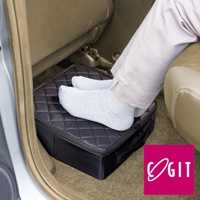 COGIT 汽車椅縫專用多功能收納盒，黑色菱格紋設計，設有拉鍊，車內空間擺放，有人穿著襪子踩在上面，一旁有品牌標誌。