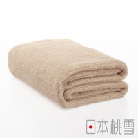 米色超長棉浴巾，質地柔軟蓬鬆，對折整齊擺放，展現其厚實感。