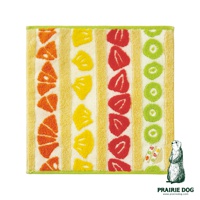 一條帶有橘子、鳳梨、草莓和奇異果圖案的毛巾