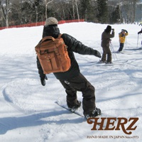 職人手作皮革大型三用旅行後背包，棕色皮革，有兩個前袋和金屬扣環，背包結構紮實，適合旅行使用。