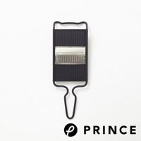 黑色金屬安全刨絲器，設有銀色不鏽鋼刀片，具備流線型手柄和掛鉤，適合廚房使用。