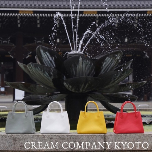 四款京都職人手作手提托特包，分別為灰色、白色、黃色和紅色，皆為皮革材質，設計簡約。