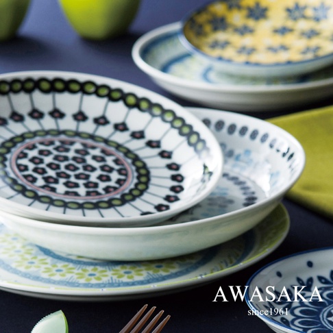 數個 Pottery Field 歐風淺湯盤堆疊，湯盤上飾有黑、綠、粉紅、藍色系的幾何圖案或花卉圖案，材質為陶瓷。