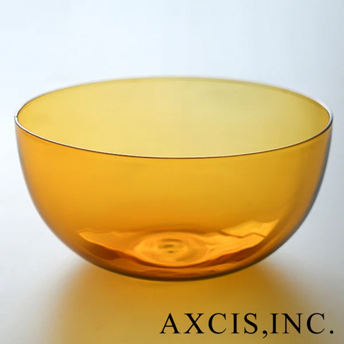 LAGOM 清透復古圓潤點心碗-L，琥珀色玻璃材質，碗口寬敞，碗身渾圓，適合盛裝點心。