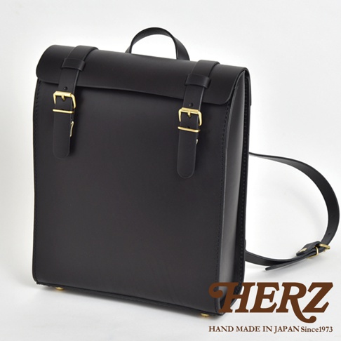 職人手作皮革後背包 R-31，厚實版，黑色皮革，設有兩個翻蓋式束帶扣環，可調節背帶。