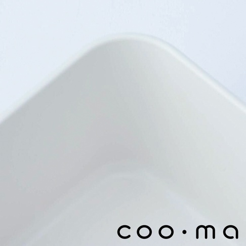 淺色光滑材質製成的輕巧便當盒S，邊緣圓潤，品牌logo「coo・ma」於右下方。