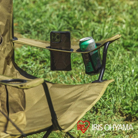 卡其色摺疊野餐椅，配有網狀置物袋，可放置手機與飲料罐，椅面採用耐磨布料，適合戶外露營使用。