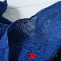 深藍色網狀織物特寫，質地輕薄，邊緣有縫線，部分區域褶皺。