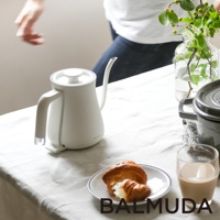 The Pot 絕美手沖壺，白色，具備鵝頸式壺嘴和人體工學手把，簡約的設計搭配細膩的霧面質感，適合沖泡咖啡或茶飲。