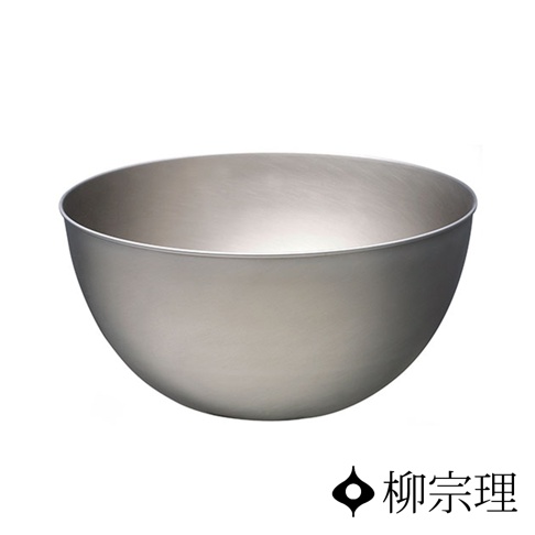 一個23公分的不鏽鋼調理盆，呈現銀灰色，盆身光滑，邊緣有細微的捲邊，整體呈半球形，底部收窄。