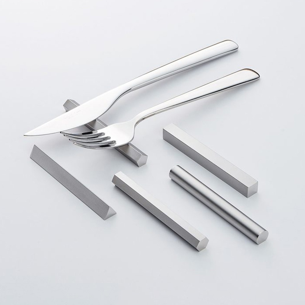 銀色金屬製成的幾何筷架 C-Rest90，包含一個用於支撐刀叉的較寬支架，以及另外三個不同幾何形狀的獨立支架，整體呈現簡潔現代感。