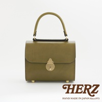 職人手作皮革復古杜勒斯手提包，橄欖綠色，採用光滑皮革製成，配有金色鎖扣、提把及四個底部金屬腳釘。