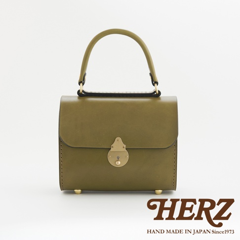 職人手作皮革復古杜勒斯手提包，橄欖綠色，採用光滑皮革製成，配有金色鎖扣、提把及四個底部金屬腳釘。