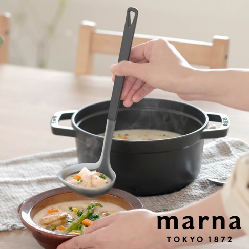 marna TOKYO 1872 品牌標誌旁，一隻手正用TRIANGLEGRIP 三角耐熱矽膠料理湯杓舀取鍋中燉湯。