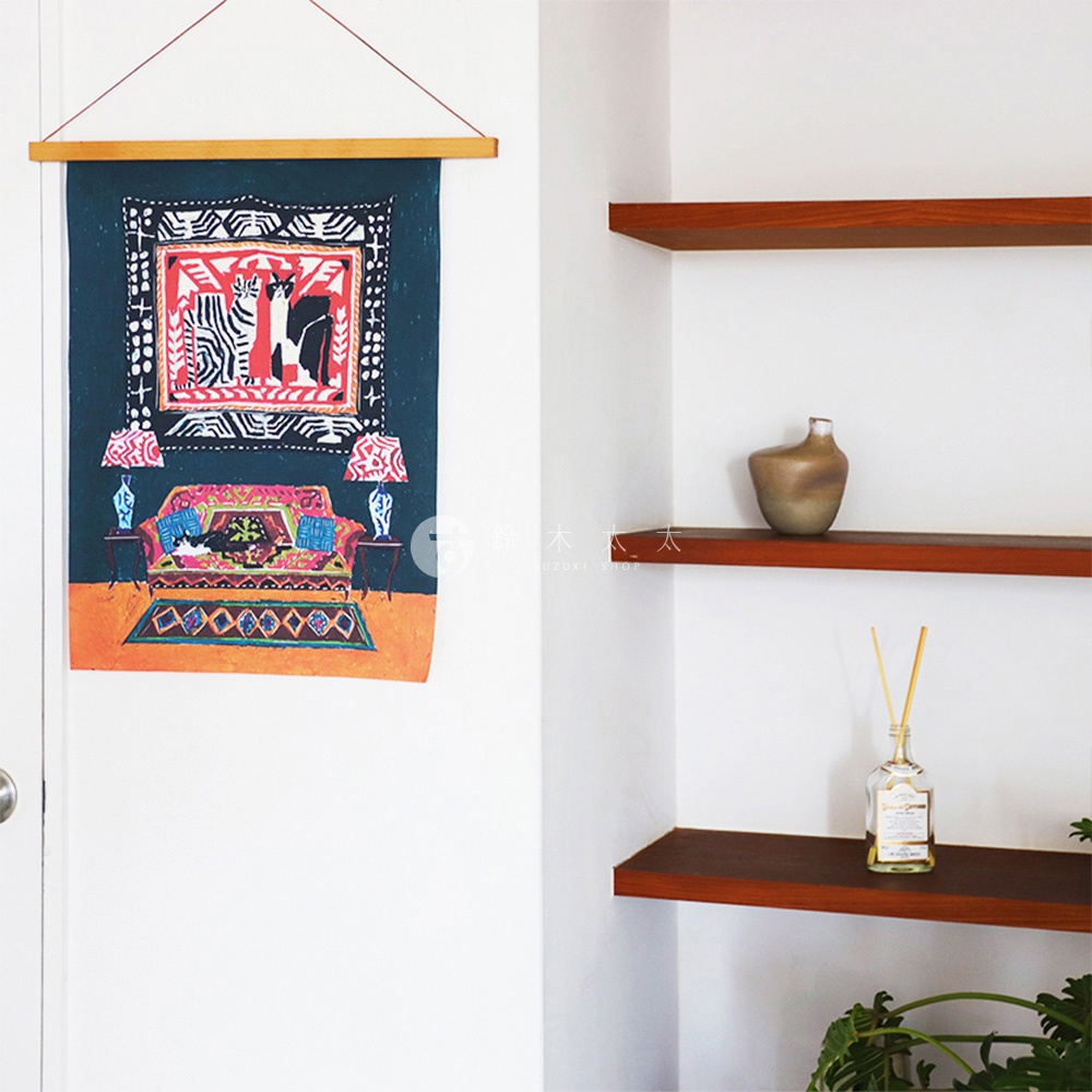 無框帆布藝術海報，以深藍色為底，描繪室內客廳場景。畫面中有兩隻斑馬紋背景的貓咪，以及一張擺放著枕頭的橘色沙發，沙發兩旁各有一盞藍色檯燈。海報下方鋪著一張藍黃相間的菱格紋地毯，整體色彩豐富。