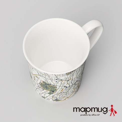 白色陶瓷馬克杯，杯身印有東京都心地圖，包含漢字標示、綠色公園區域及細緻的線條。