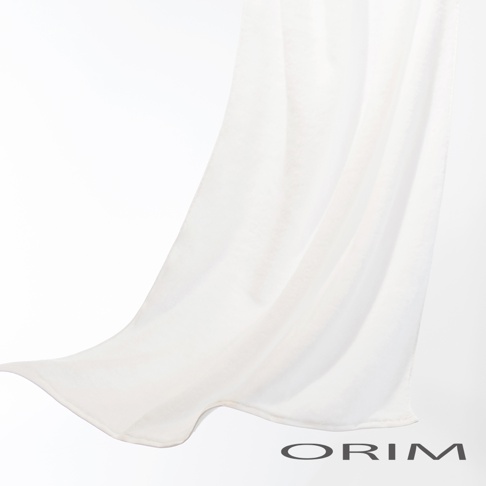 一條象牙白色的毛巾，質地輕柔，有細緻的紋理，一角彎曲。