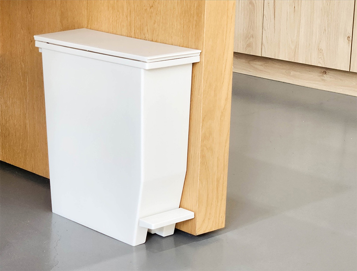 H&H系列13L白色踩踏垃圾桶，方形設計，側面有腳踏板，置於木質櫃旁，背景為淺色廚櫃與灰色地板。