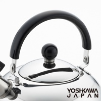 日製笛音壺，1.4L容量，不鏽鋼材質，圓潤的黑色壺蓋和提把，壺身上有YOSHIKAWA JAPAN品牌標誌。