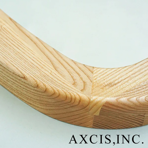 淺色木質圓框特寫，展示天然木紋與接合處。