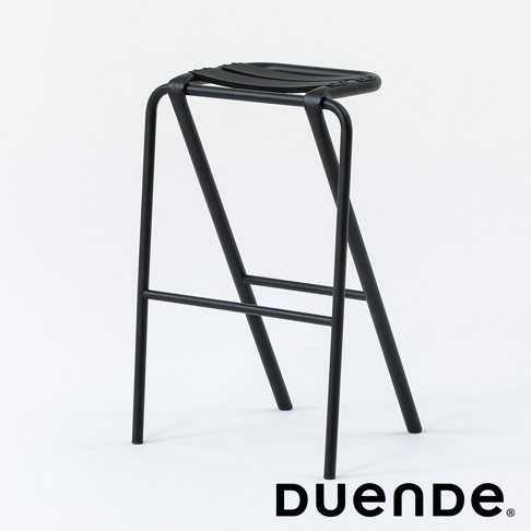 黑色金屬吧檯椅，椅面為彎曲的條狀設計，椅腳帶有橫向支撐桿。