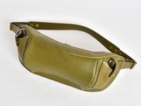 橄欖綠皮革大容量斜背包，帶有可調節的皮帶和黃銅色五金配件，包身線條流暢，側面有小口袋設計。