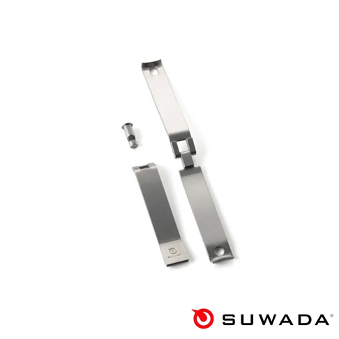SUWADA 諏訪田製作所日本職人可折疊指甲剪的零件拆解圖，呈現銀色金屬質感的三個組件，包含帶有品牌標誌的握柄與連結銷釘，整體佈局整潔簡約。