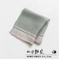 一塊淡綠色純亞麻斜紋萬用廚房拭巾，帶有米色邊緣和雙條線飾，材質為亞麻。