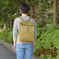 橄欖綠皮革後背包，紙袋造型，帶有金屬鎖扣，由HERZ品牌手工製作。