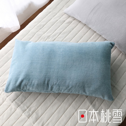 淺藍色吸濕透氣絲絨風毛巾枕套，柔軟的絲絨材質，放在鋪有條紋床墊的床上。