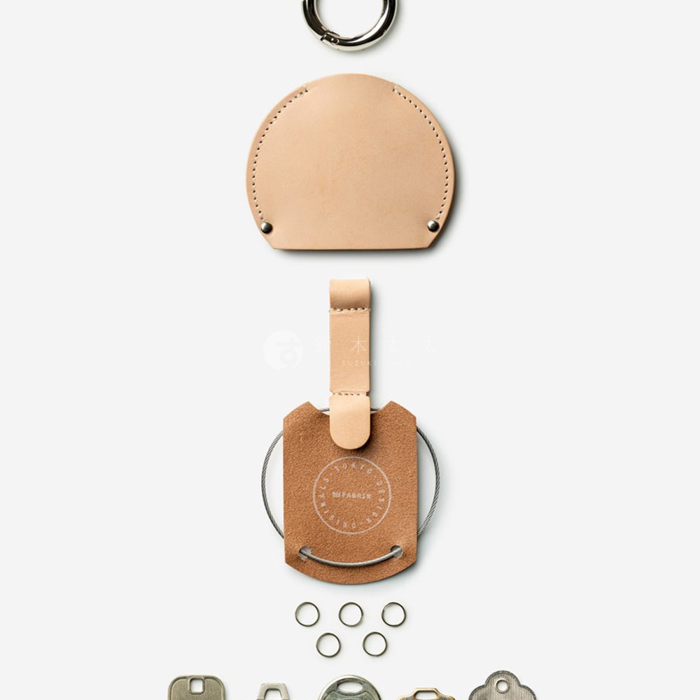 FABRIK 皮革圓形收納鑰匙圈，附有金屬環和細節，上方還有一個純皮革圓形飾物。