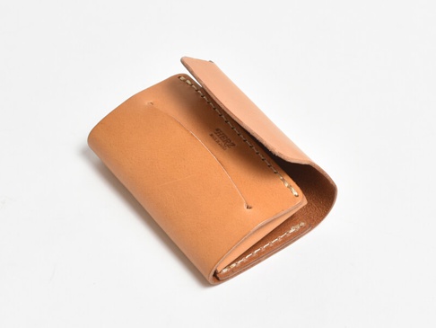 フラップを本体から抜き出して開きます。使い始めは特に革の張りがあるため、フラップの開け閉めがしずらい場合がありますが、革が馴染んでくるとスムーズになります。