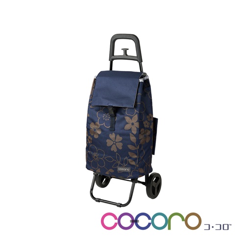這款 COCORO 品牌 FLOWER 印花系列購物車採深藍色基底搭配棕色花朵圖案，具備折疊收納功能與 40 公升大容量。車體設有堅固的黑色提把與雙輪設計，正面中央印有 COCORO 品牌標籤，底部則是品牌的多色標誌文字。