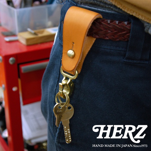 日本 HERZ 手作皮件，皮製鑰匙圈掛在深色褲子上，鑰匙上印有 2045 字樣