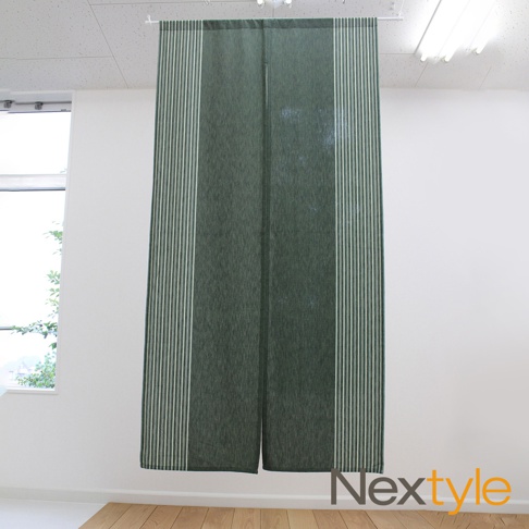 一扇綠色純棉門簾，中央有垂直開口，兩側飾有細密的垂直條紋，條紋顏色為米白和淺綠。