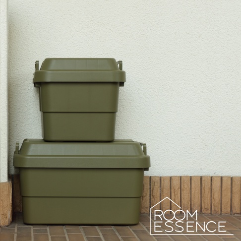兩個軍綠色高強度方形收納箱堆疊，下方箱子較大，上方箱子較小，皆有提把和蓋子，材質為塑膠。
