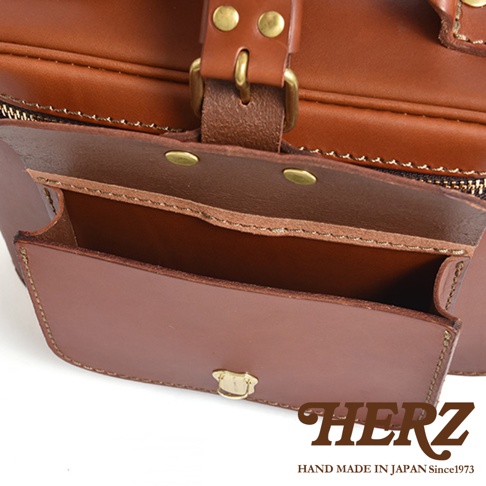 日本HERZ品牌職人手作皮革厚實相機包 N-8，棕色皮革外觀，特寫正面開放式口袋與金屬釦細節