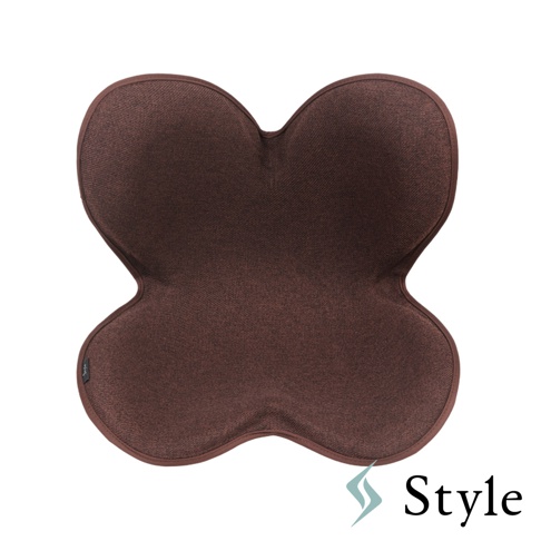 Style 品牌深棕色花瓣造型美姿調整坐墊，頂部有Style品牌標誌