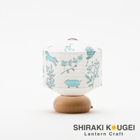 八女迷你裝飾提燈，燈罩為白色紙質，印有藍色線條描繪的馬、豬、植物及花葉圖案，燈座為圓形淺木色木質。